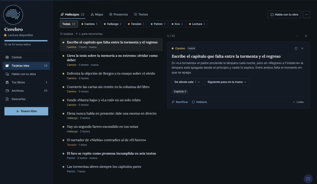 Las tarjetas idea del Cerebro: a la izquierda la lista de tarjetas con su tipo y cuántos textos tocan; a la derecha la tarjeta elegida con su tesis, la lectura y los botones «De dónde sale» y «Siguiente paso».