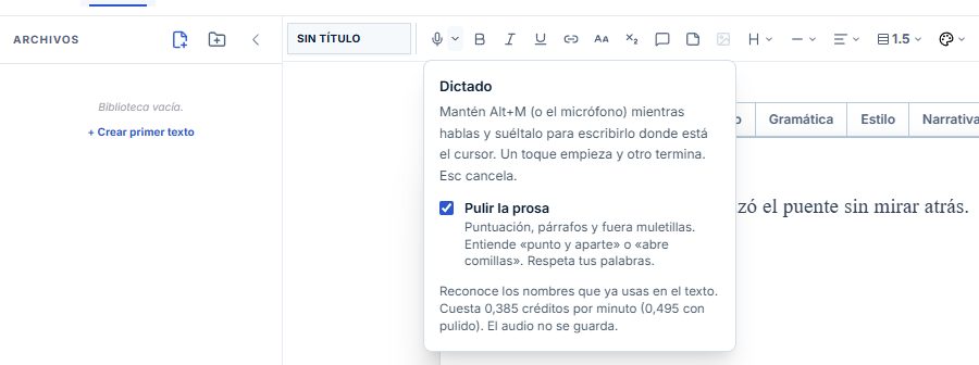 El micrófono de la barra del editor con su ayuda: mantén pulsado Alt+M y habla; la casilla «Pulir la prosa» activada y el coste por minuto.